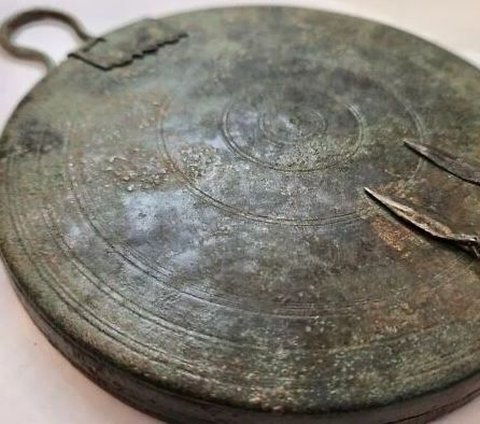 Cermin Perunggu Ditemukan dalam Makam Berusia 2.300 Tahun, Diyakini Milik PSK Yunani
