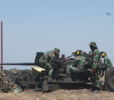 Jenderal TNI Saksikan Prajurit Bombardir Dua Pesawat Musuh