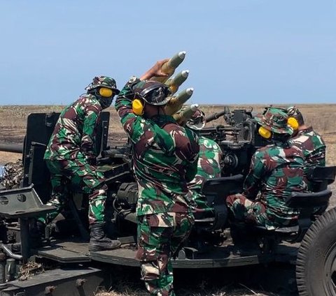 Jenderal TNI Saksikan Prajurit Bombardir Dua Pesawat Musuh