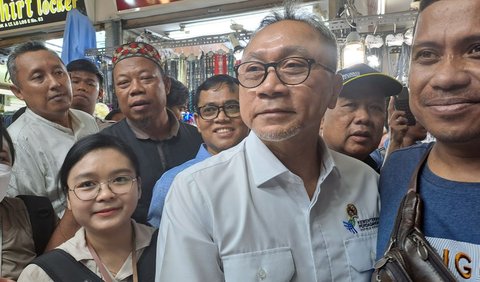 Setelah melihat kondisi pasar di lantai LG, Ketua PAN itu melanjutkan kunjungannya ke lantai 3.<br>