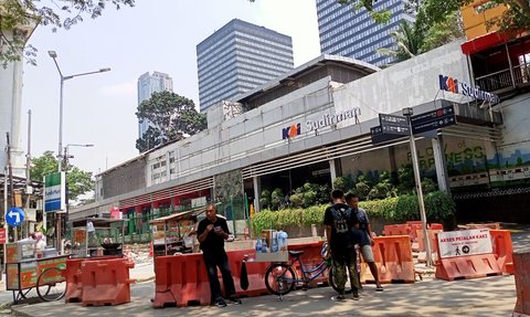 Raup Cuan 'Street Food' Jelang Senja di Depan Stasiun Sudirman