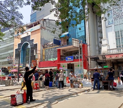 Raup Cuan 'Street Food' Jelang Senja di Depan Stasiun Sudirman