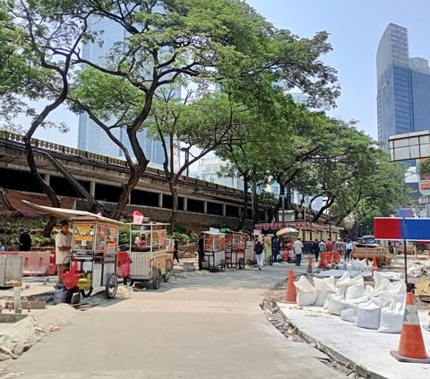 Raup Cuan 'Street Food' Jelang Senja di Depan Stasiun Sudirman