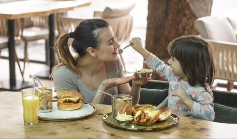 5. Berbagi Alat Makan dengan Anak