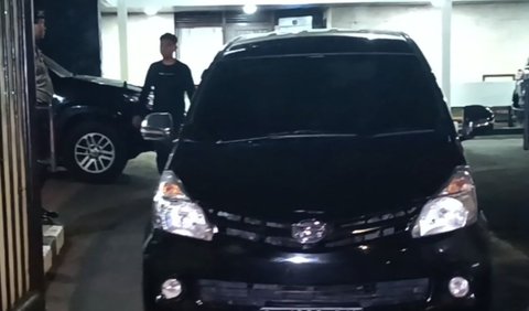 <br>Pantauan merdeka.com, sekira pukul 02.00 Wib, sebuah mobil merek Toyota Avanza berwarna hitam masuk ke kediaman tersebut. 