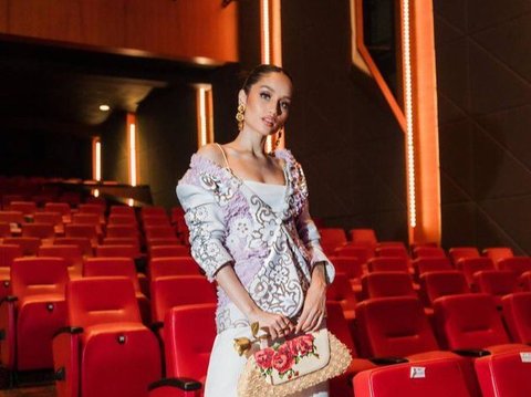 8 Foto Cantik Cinta Laura Saat Hadiri Event Spesial Maupun Ketika Manggung