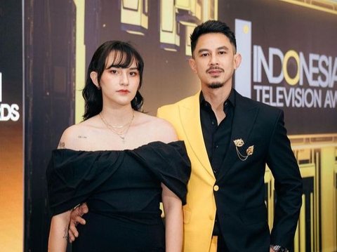 7 Foto Mesra Dahlia Poland dan Fandy Christian di Acara Indonesian TV Awards 2023