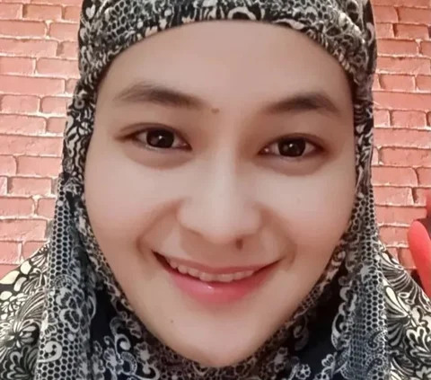 Akui Ingin Hijrah dan Taaruf, Intip Potret Cantik Mita The Virgin Kenakan Hijab