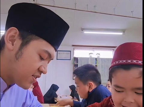 Dikira di Indonesia, Begini Momen Pria Tampan Ajarkan Ngaji Boca-Bocah di Jepang