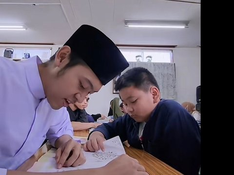 Dikira di Indonesia, Begini Momen Pria Tampan Ajarkan Ngaji Boca-Bocah di Jepang