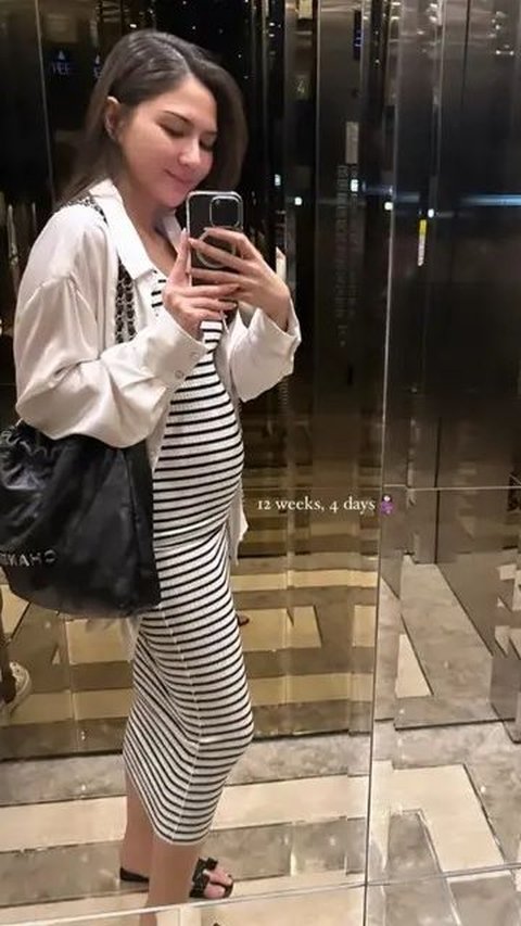 Inilah postingan pertama Jessica Mila yang memamerkan baby bump setelah mengumumkan kehamilannya. Dalam keterangannya, terungkap  usia kandungan Mila saat itu 12 minggu atau 3 bulan.