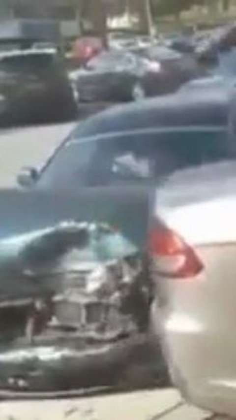 Viral Pengendara Mobil Sengaja Tabrak Mobil yang Parkir Sembarangan sampai Penyok, Dapat Dukungan Netizen