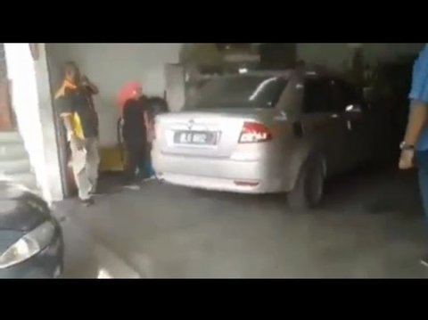 Viral Pengendara Mobil Sengaja Tabrak Mobil yang Parkir Sembarangan sampai Penyok, Dapat Dukungan Netizen