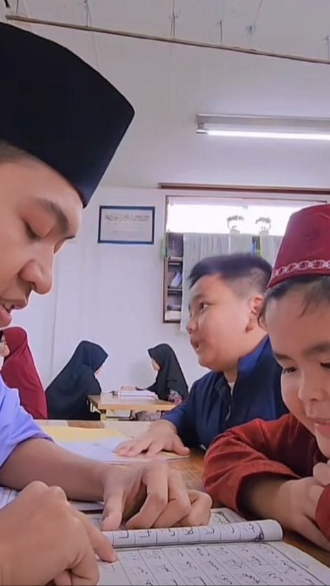 Dikira di Indonesia, Begini Momen Pria Tampan Ajarkan Ngaji Bocah di Jepang