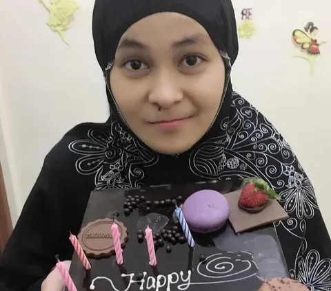 Biasa tampil dengan rambut pendek, begini penampilan wanita pemilik nama asli Cameria Happy Pramita dalam balutan hijab.