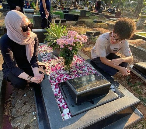 Momen Angelina Sondakh Ajak Anak Ziarah ke Makam Adjie Massaid, Pose Keanu Cium Nisan Sang Ayah Bikin Haru