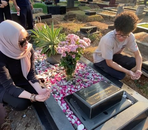 Momen Angelina Sondakh Ajak Anak Ziarah ke Makam Adjie Massaid, Pose Keanu Cium Nisan Sang Ayah Bikin Haru