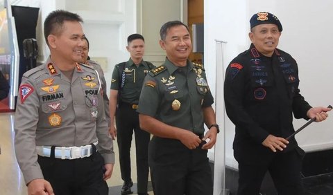 Dalam foto yang dibagikan, terlihat Kepala Staf Umum TNI Letjen Bambang Ismawan sumringah berdiri di antara dua jenderal polisi.