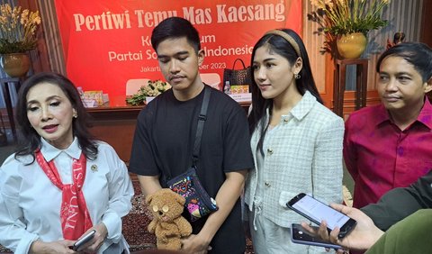 Kaesang pun hadir dan kembali ditemani oleh sang istri Erina Gudono. B