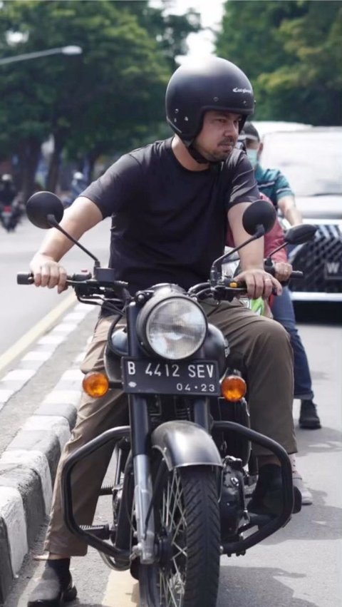 Intip Potret Sultan Djorghi ‘Takdir Cinta yang Kupilih' saat Riding Motor, Keren Banget