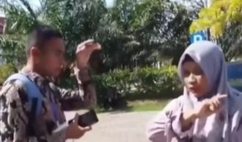 Dalam video yang dibagikan, perekam video tampak menghampiri seorang pemuda berpakaian batik.