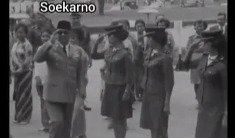 Momen rapat yang menghadirkan para petinggi militer tersebut rupanya juga didatangi langsung oleh Presiden Soekarno. Mengenakan setelan jas khas, Soekarno melenggang masuk dengan tongkat komando yang berada di tangan.
