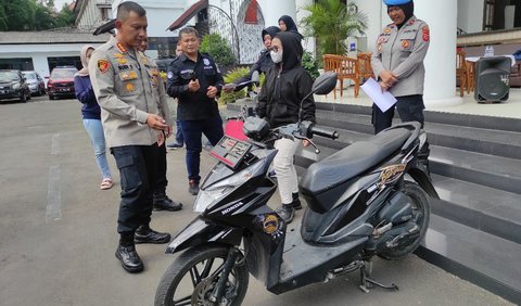 Mutiara mengaku hingga kini tidak merogoh kocek sepeser pun dari kantong pribadinya untuk polisi. Bahkan saat mengecek motornya yang sudah berpindah tangan ke Garut, Mutiara mengaku tidak mengeluarkan uang.