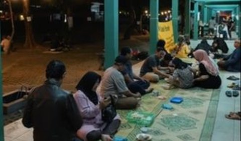 Setiap hari, Tri berjualan mulai dari pukul 17.00 WIB hingga 21.00 WIB.