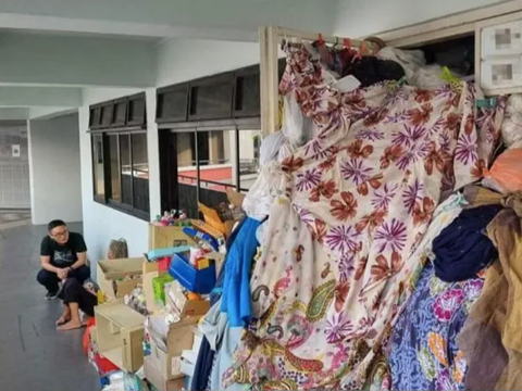 Strange Grandma's Life: Throwing Trash Inside the House, Sleeping Outside