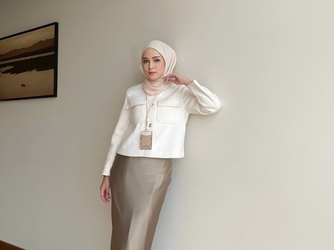 Inspiration Mix and Match Professional Skirt Look for Hijabers