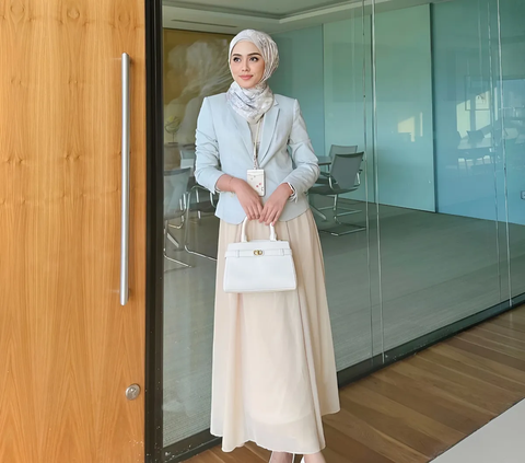Inspiration Mix and Match Professional Skirt Look for Hijabers