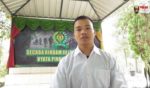 Ibu Raffi harus bekerja sebagai buruh harian di sebuah pabrik kulit untuk mencukupi kehidupan sehari-hari sang anak.<br>