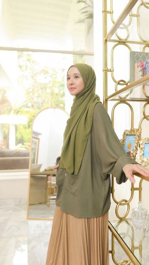 Laudya looks elegant with an oversized blouse.