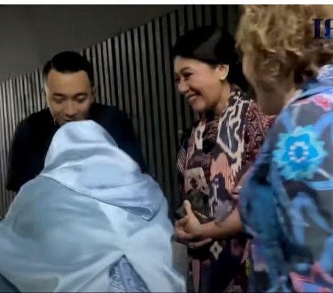 Momen Lesti Kejora Cium Tangan Bertemu Istri Mantan Panglima TNI, Dipuji Putra Sang Jenderal