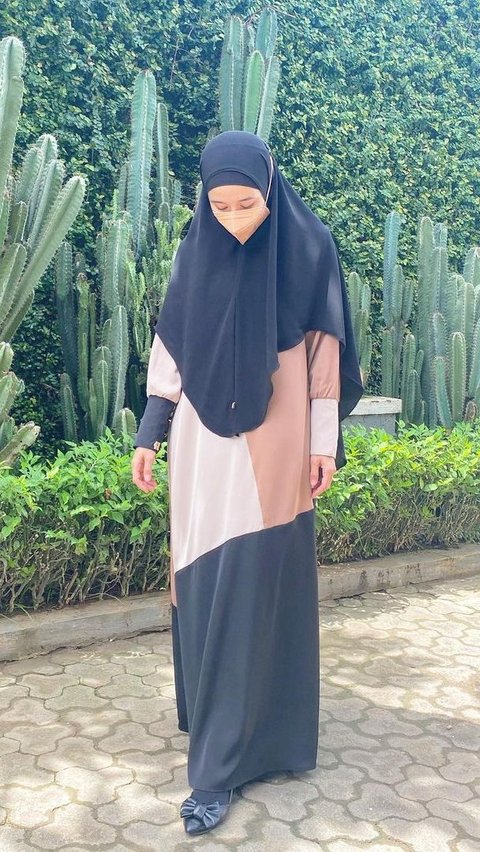 Laudya feminim dengan flat shoes hitam.