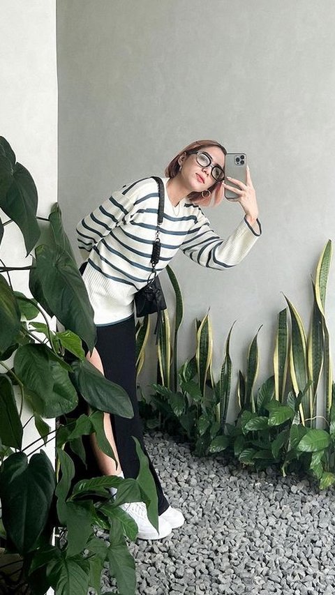 Konten milik Alice kebanyakan berkaitan dengan fashion masa kini. Ia tak ragu membagikan beberapa referensi outfit yang sederhana namun kece seperti satu ini.