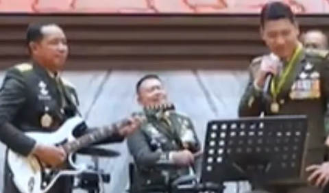 Major Genderal David Neo Chin bernyanyi. Sementara Jenderal Dudung memainkan drum. Sedangkan Letjen Agus memetik gitar.