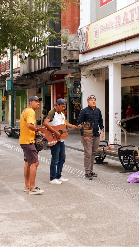 Moments when a woman doesn't have the fare to pay for the bus, helped by a street musician.
