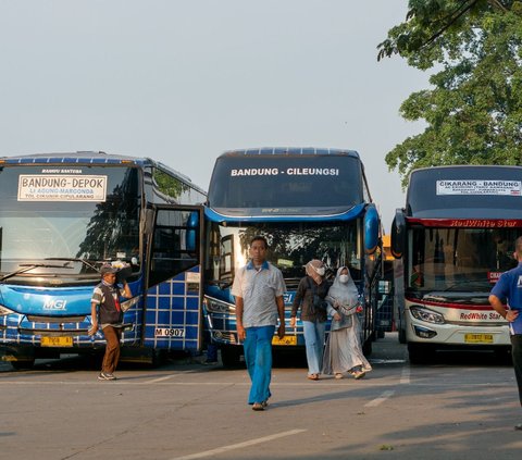 Moments when a Woman Doesn't Have Money to Pay for the Bus, Helped by a Street Musician