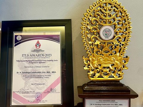 Sandiaga Uno Receives ITLS Awards 2023 for Sustainable Tourism Development in Bali