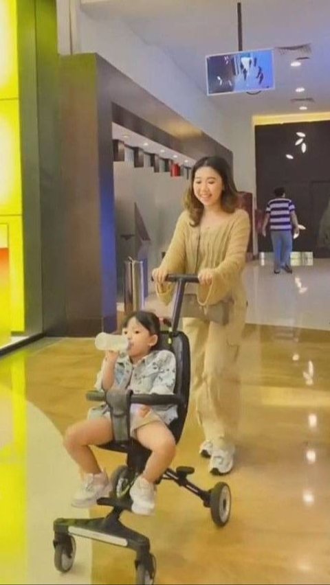 Kiky looked motherly as she took her daughter for a walk to the mall.