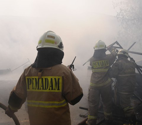 Gerobak pedagang kaki lima (PKL) dilalap kebakaran di Jalan Batu Tumbuh, RT.04/RW.06, Kramat Jati, Jakarta Timur, pada Jumat (29/9/2023). Kebakaran tersebut diduga dari kebocoran gas dari salah satu gerobak.