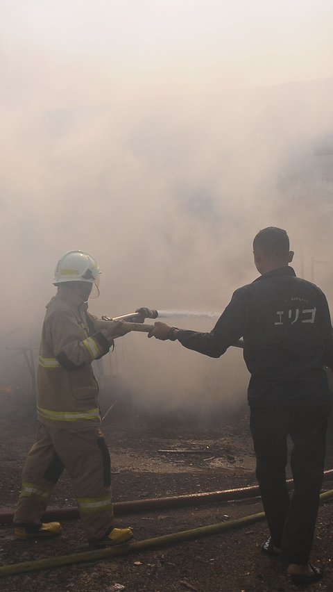 Sebanyak 14 unit mobil pemadam kebakaran dengan 70 personel dikerahkan.