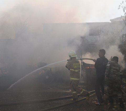 FOTO: Puluhan Gerobak PKL di Kramat Jati Terbakar, 14 Unit Mobil Damkar Dikerahkan