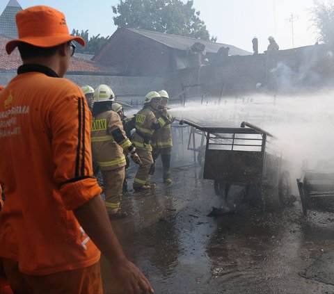 FOTO: Puluhan Gerobak PKL di Kramat Jati Terbakar, 14 Unit Mobil Damkar Dikerahkan