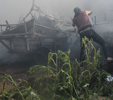 FOTO: Puluhan Gerobak PKL di Kramat Jati Terbakar, 14 Unit Mobil Damkar Dikerahkan