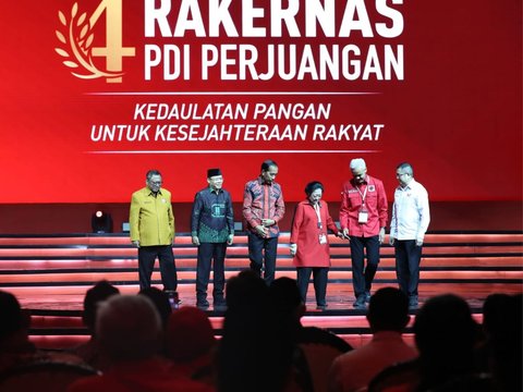 Momen Jokowi dan Ganjar Kompak Gandeng Erat Tangan Megawati