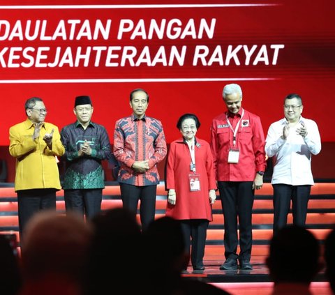 Momen Jokowi dan Ganjar Kompak Gandeng Erat Tangan Megawati