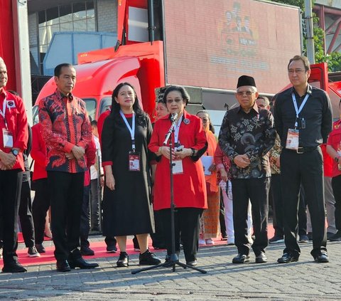 Setelah foto bersama, semuanya turun panggung. Ketika menuruni anak tangga, tangan Megawati dipegang oleh Ganjar dan Presiden Joko Widodo.