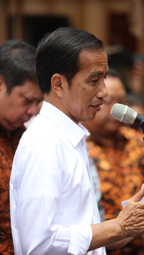 Whispering Jokowi Sends Special Message to Ganjar Pranowo